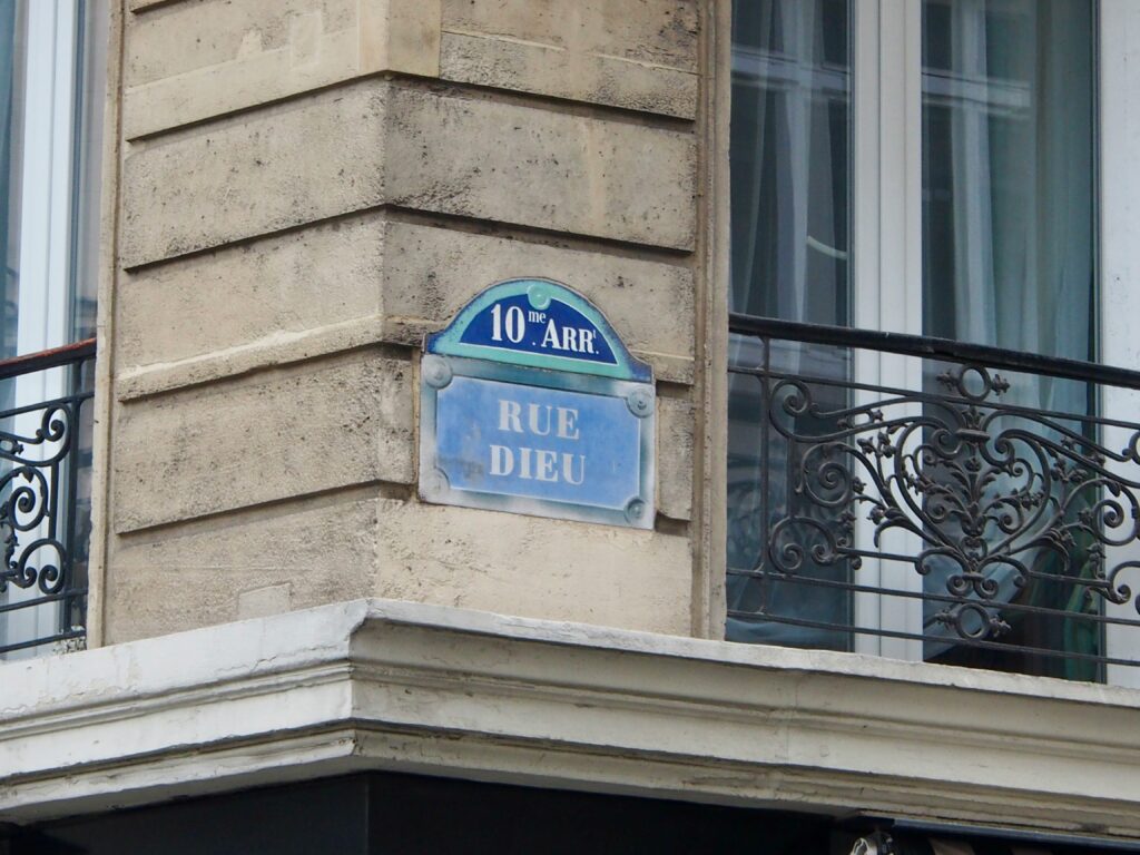 taxes frais achat Paris etranger