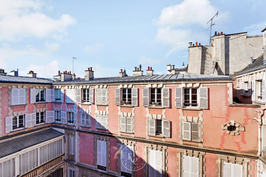 Place des Vosges Courtyard - Image 12