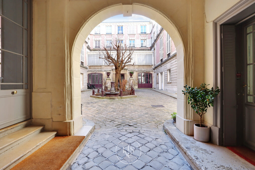 Place des Vosges Courtyard - Image 11
