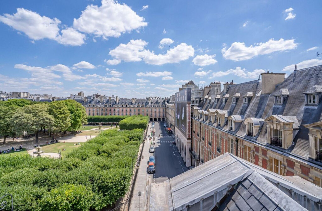 Duplex dernier étage sur la Place des Vosges - Image 1