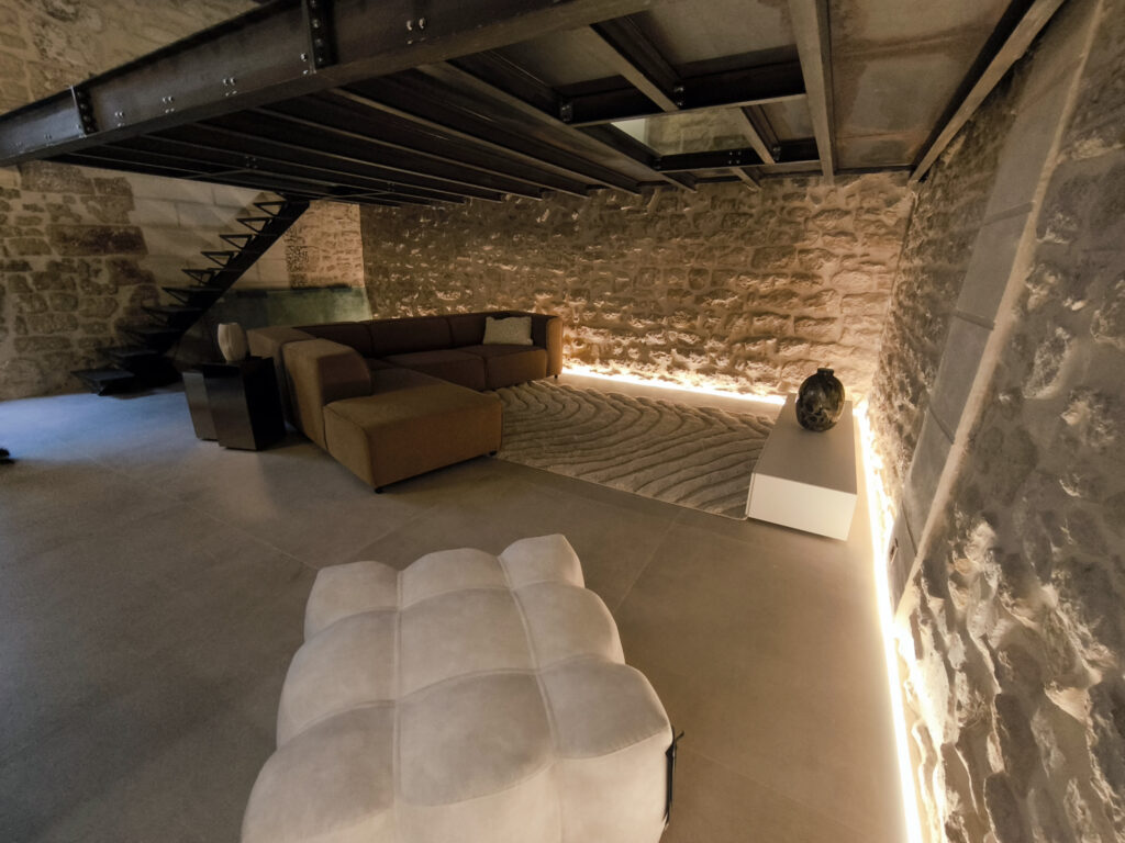 ILE SAINT LOUIS COURTYARD - Image 3