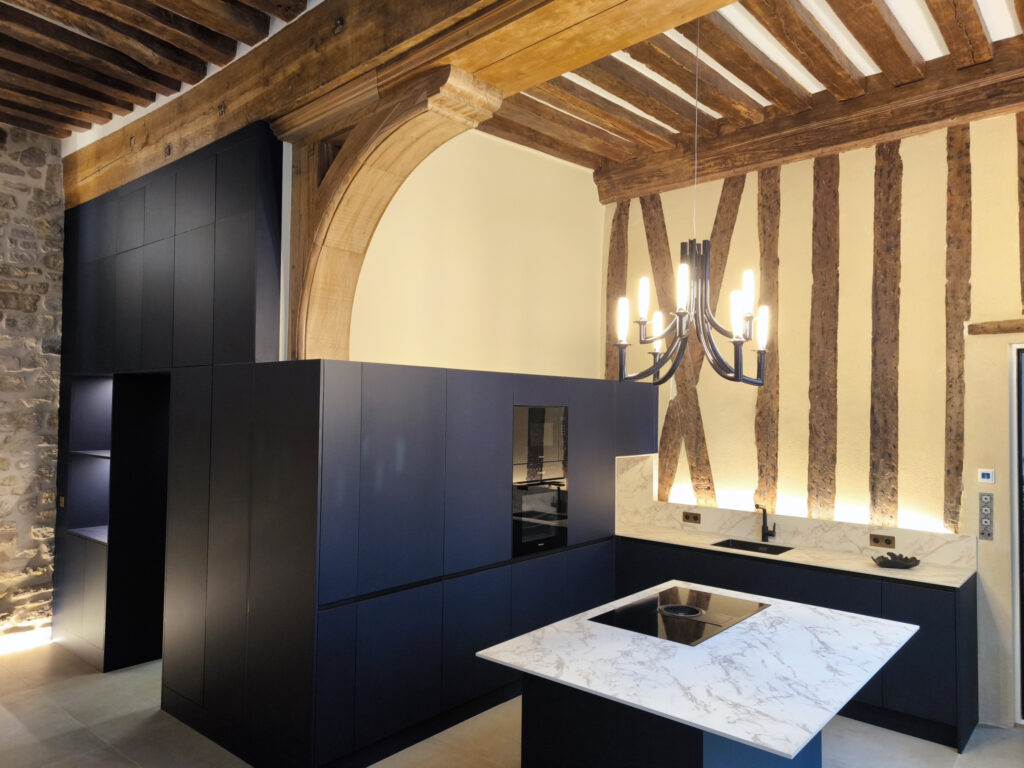 ILE SAINT LOUIS COURTYARD - Image 7