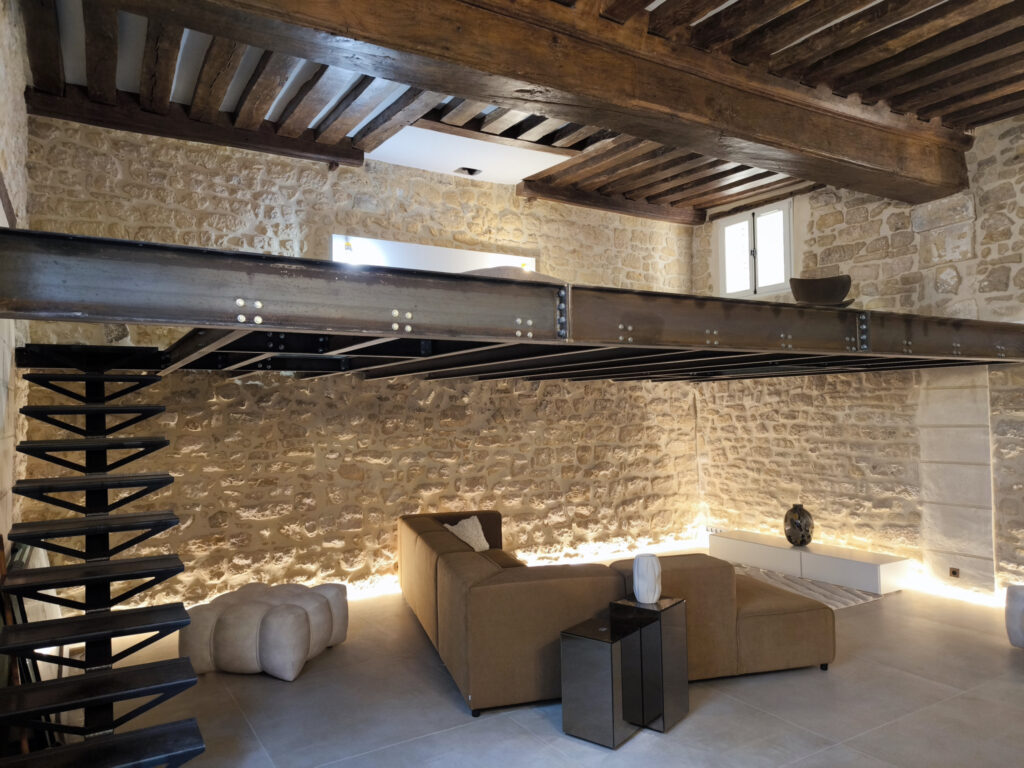 ILE SAINT LOUIS COURTYARD - Image 1