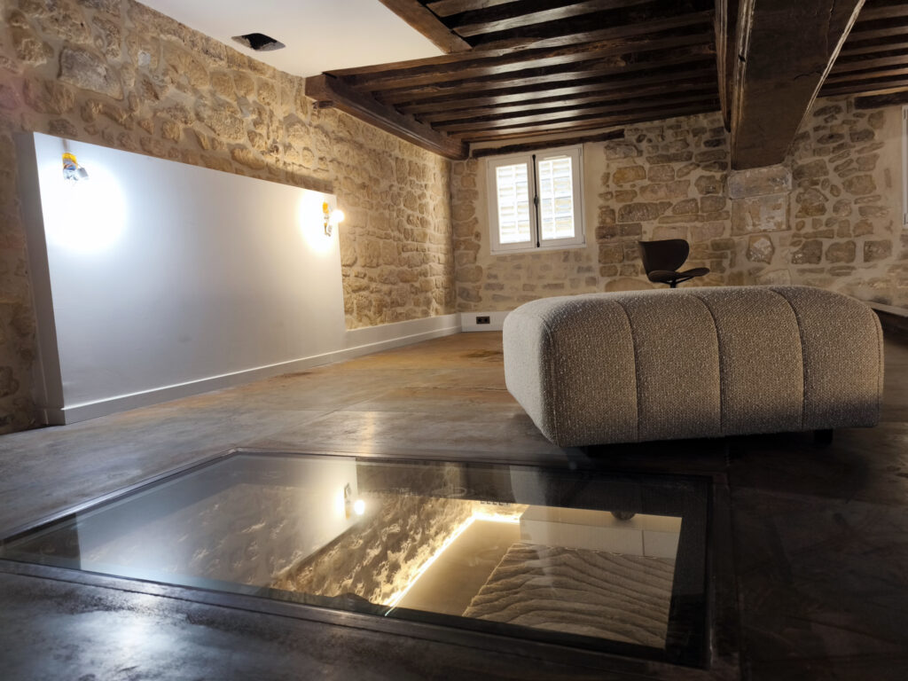 ILE SAINT LOUIS COURTYARD - Image 4