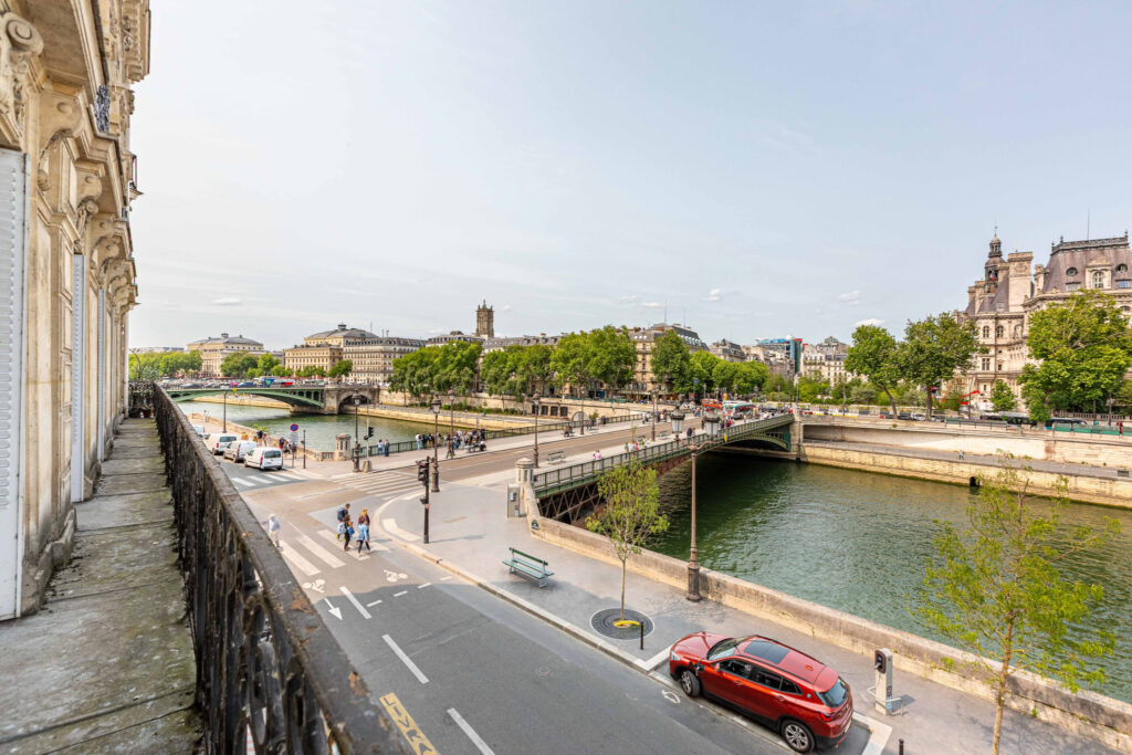 Quai aux fleurs Seine View - Image 1
