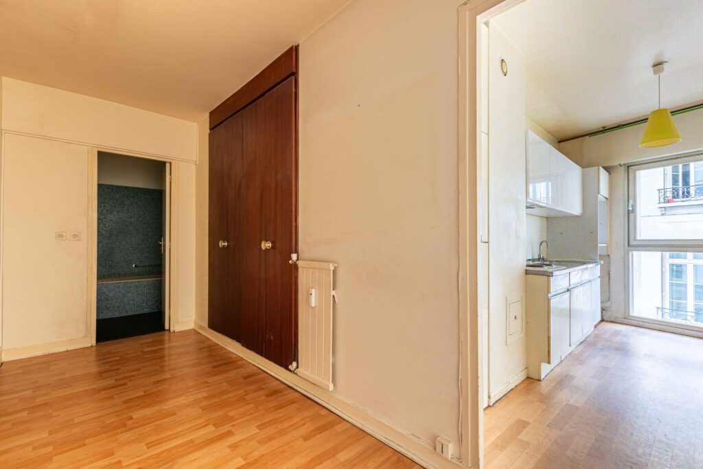 Grand studio à rénover à proximité de la Place des Vosges - Image 2