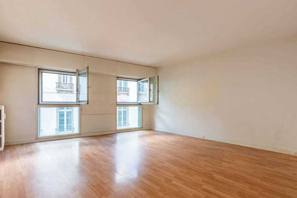 Grand studio à rénover à proximité de la Place des Vosges - Image 2