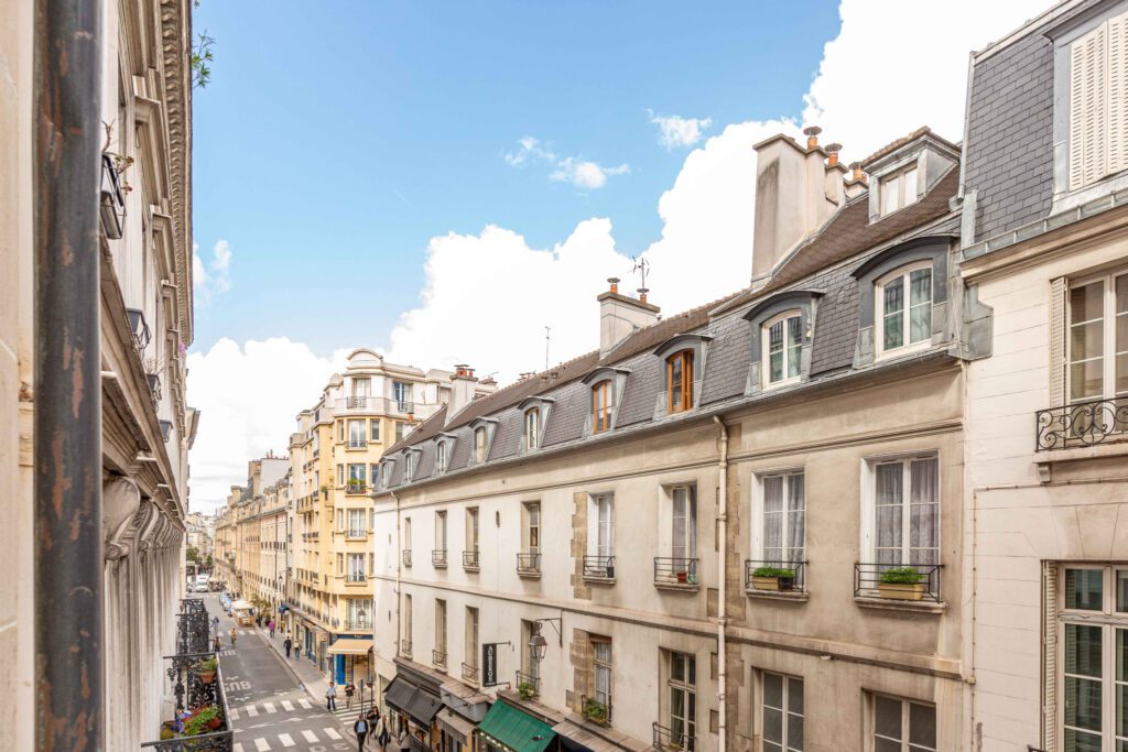 Grand studio à rénover à proximité de la Place des Vosges - Image 1