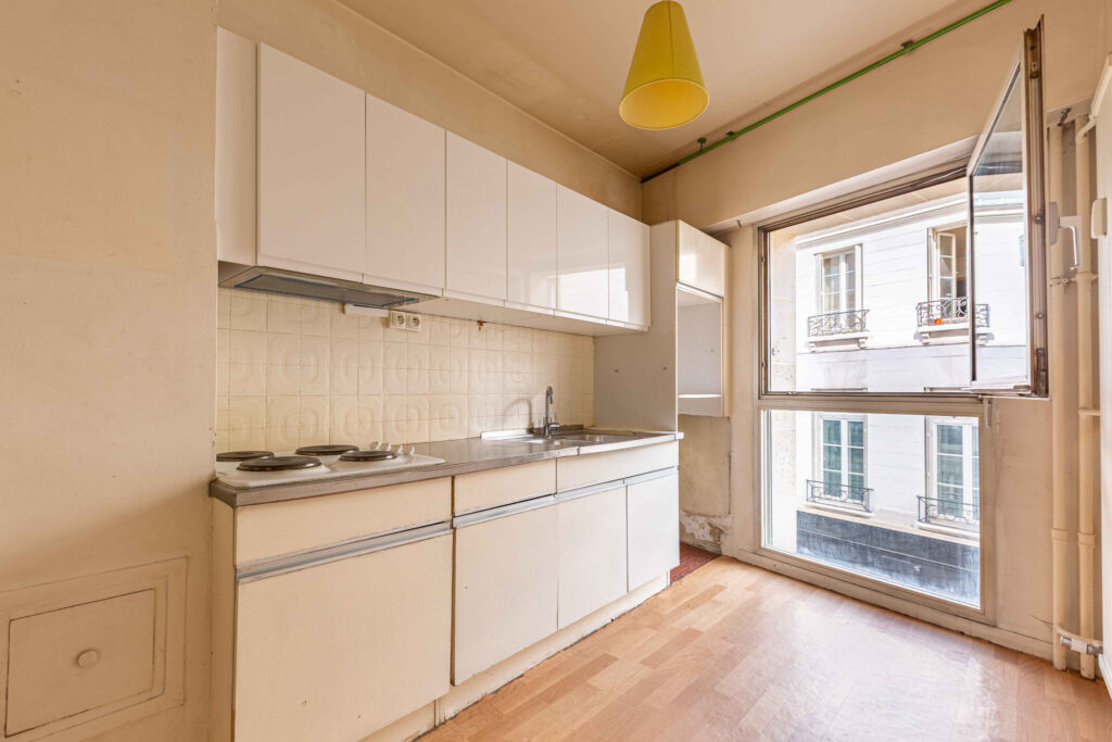 Grand studio à rénover à proximité de la Place des Vosges - Image 5