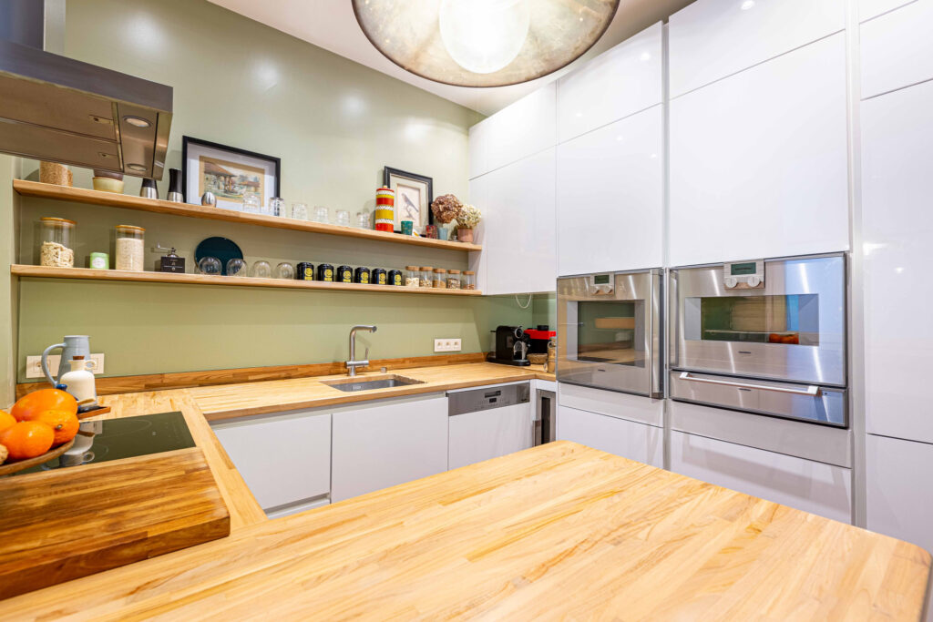FAMILY APARTMENT WITH OLD-TIME CHARM - Image 6