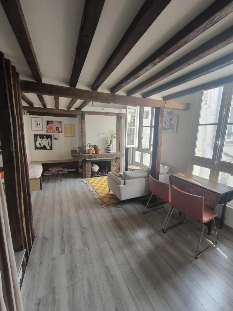 Studio location meublée Paris 4 - Image 1