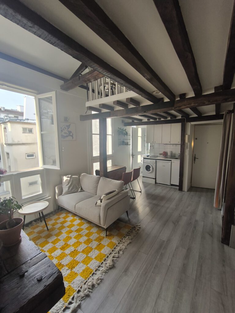 Studio location meublée Paris 4 - Image 2