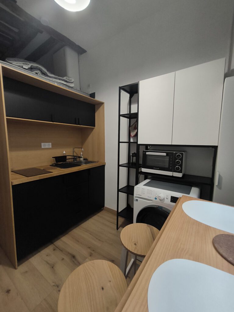 Studio à louer refait à neuf – Place du Marché Sainte Cather - Image 2