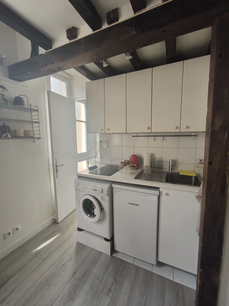 Studio location meublée Paris 4 - Image 4