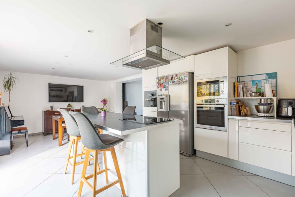 Maison Familiale avec jardin et terrasse - Image 6