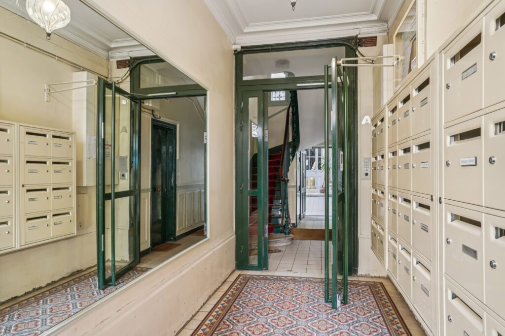 Damrémont Courtyard - Image 10