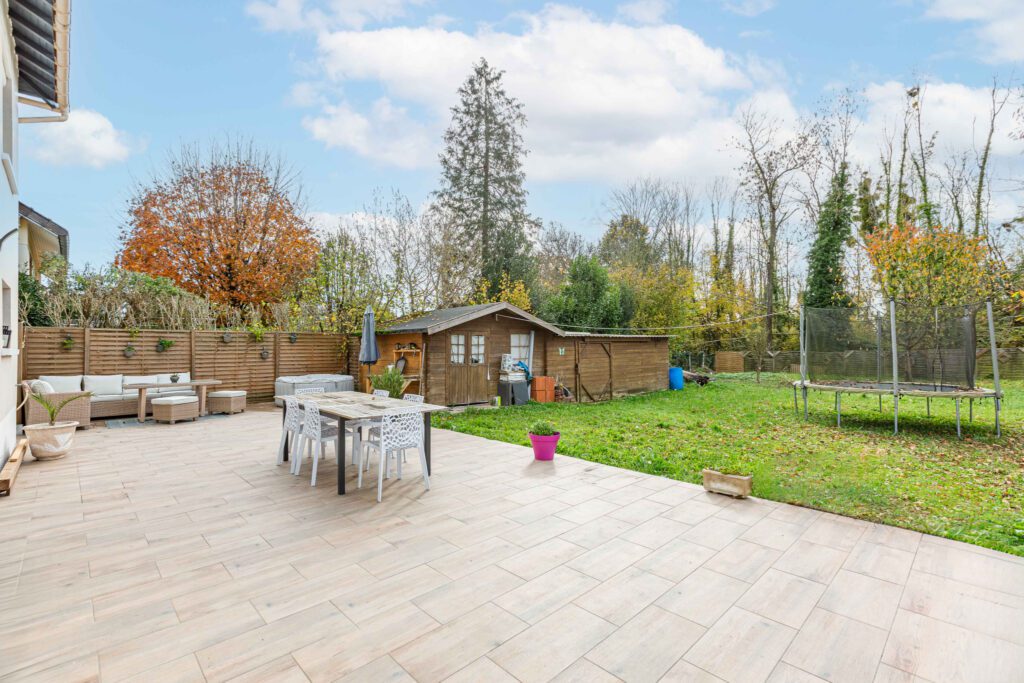 Maison Familiale avec jardin et terrasse - Image 15