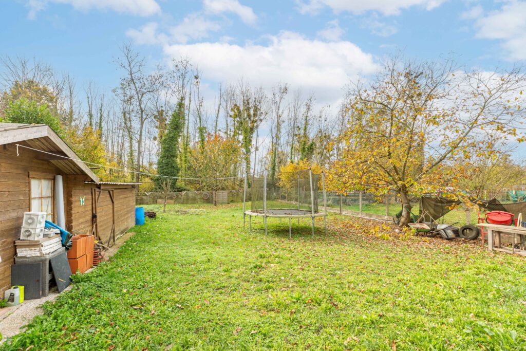 Maison Familiale avec jardin et terrasse - Image 16