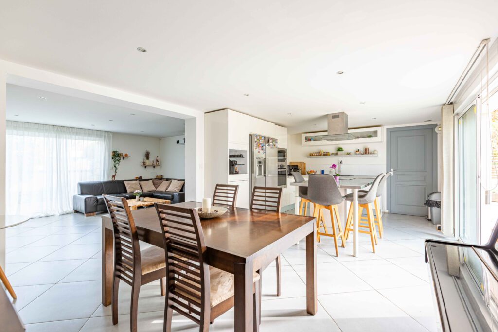 Maison Familiale avec jardin et terrasse - Image 5