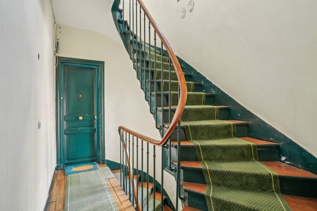 Damrémont Courtyard - Image 9