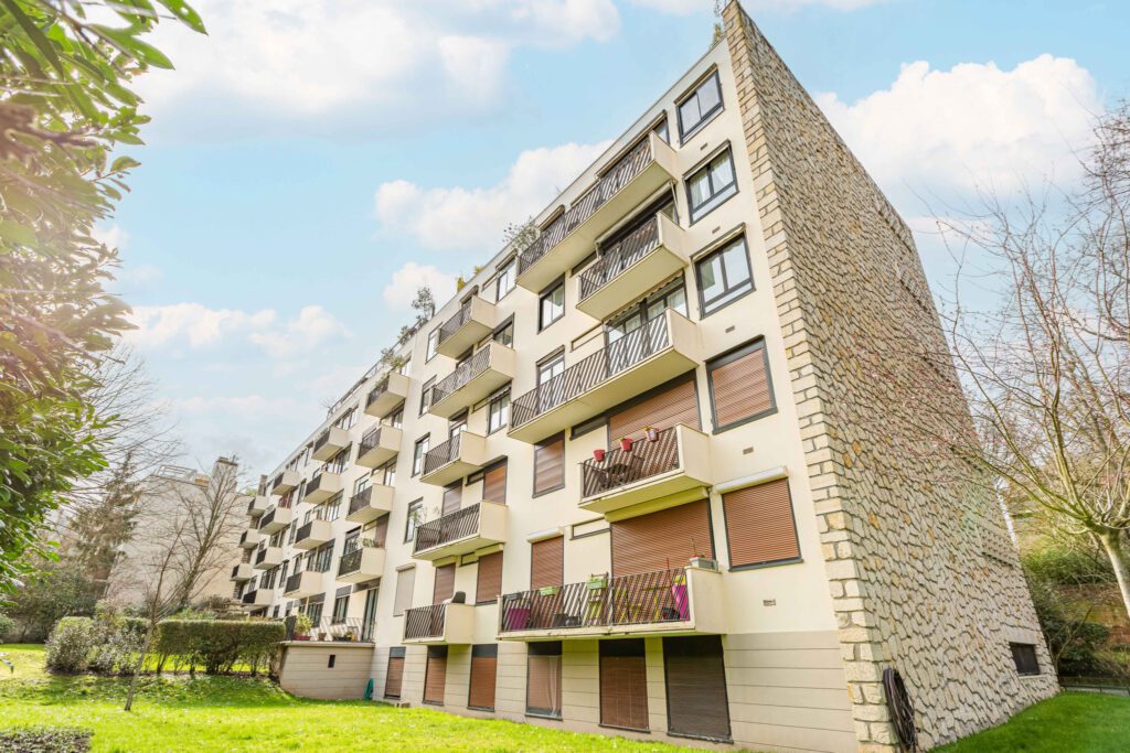 Appartement vue arborée et Tour Eiffel